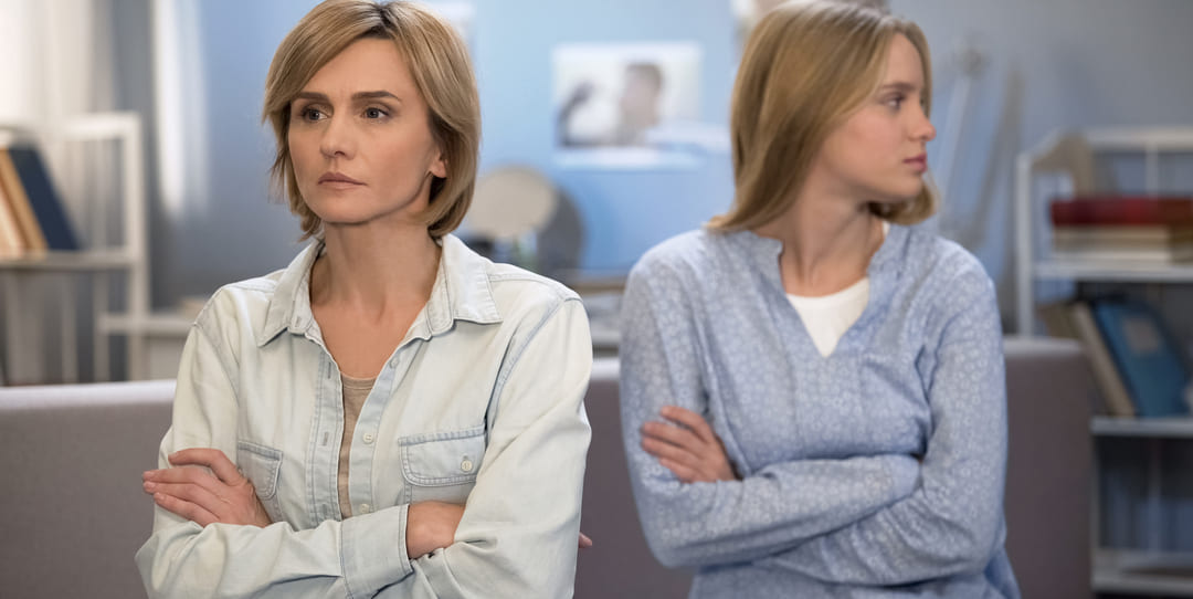 Image de 2 femmes en conflit évitant de se regarder pour illustrer le manque d'expression en relation