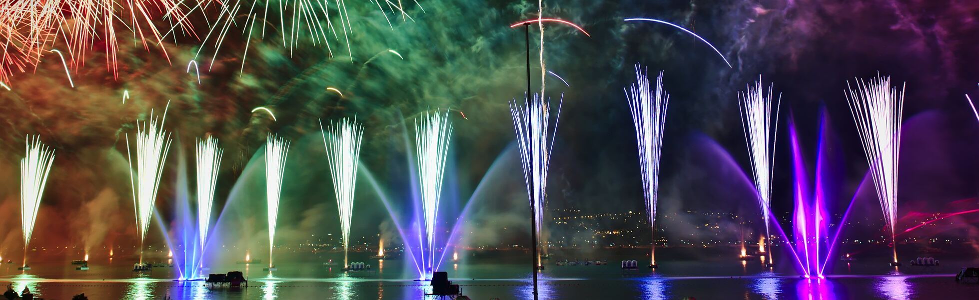 Image de fontaines et de feux d'artifice pour illustrer que l'importance de célébrer ses succès et ses victoires.