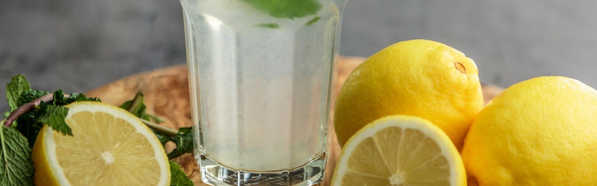 Image de citrons et d'un verre de limonade pour illustrer l'importance de satisfaire ses besoins affectifs