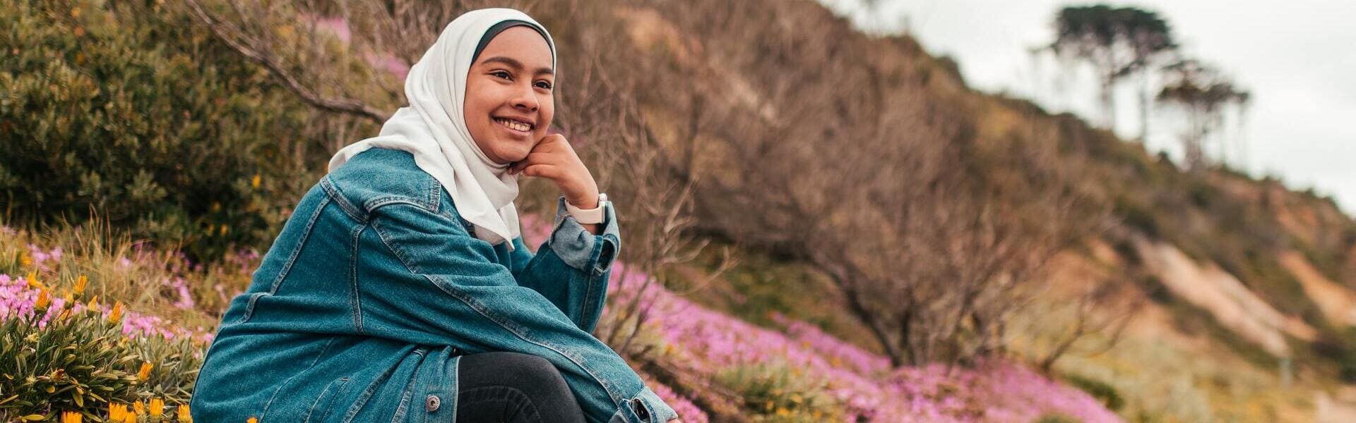 Image d'une femme souriante pour illustrer les avantages d'un amour de soi développé.